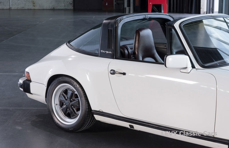 Porsche 911 3.2 Carrera Targa CC61136 048